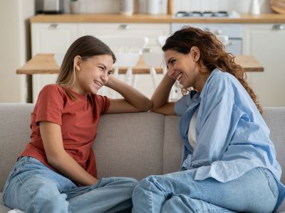 6 τρόποι για να ενισχύσεις τη σχέση με το παιδί σου στην εφηβεία