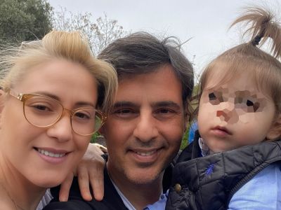 Γιώργος Λεμπέσης: Σπάνια φωτογραφία με τη σύζυγό του και τον γιο τους
