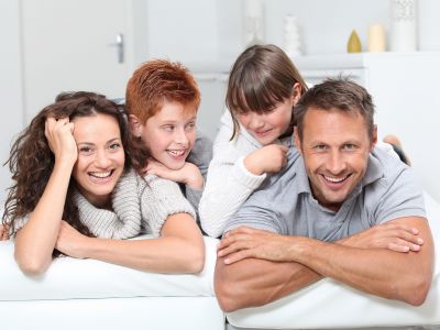 Ο χρυσός κανόνας γονεϊκότητας 5:1 που συνιστούν οι ειδικοί και πώς να τον εφαρμόσετε στο σπίτι