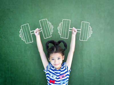 4 τρόποι που βοηθούν τα κορίτσια να ακούν και να εμπιστεύονται τον εαυτό τους