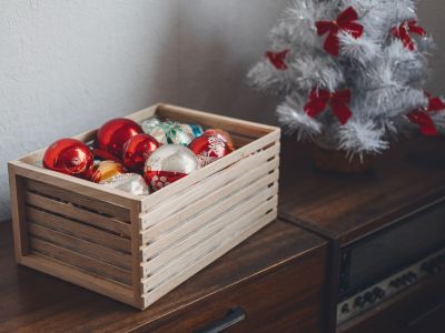 5 έξυπνοι τρόποι για να ξεστολίσετε το σπίτι σας χωρίς άγχος