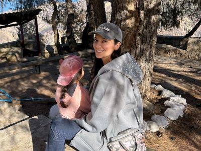 Νικολέττα Ράλλη: Μάζεψε ελιές στο χωριό παρέα με την κόρη της