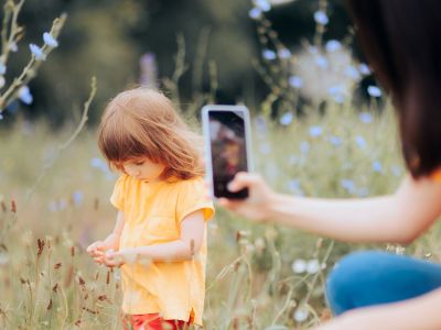 «Μαμά, κατέβασε τη φωτογραφία» - Τι έμαθα για τα όρια στα social media από την κόρη μου