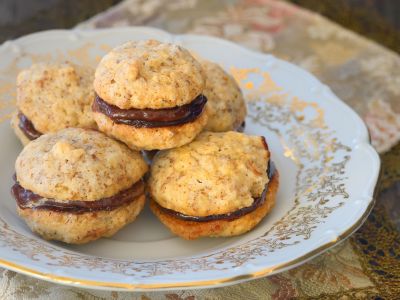 Μπισκότα σάντουιτς με φυστικοβούτυρο και γκανάς σοκολάτας