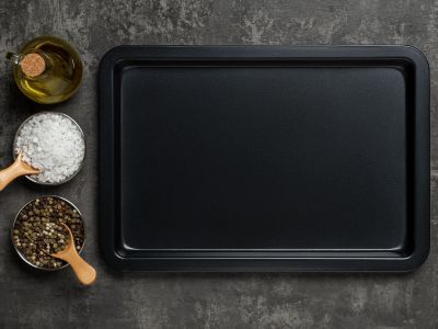 Μικρές καθημερινές συνήθειες που καταστρέφουν τα ταψιά σας