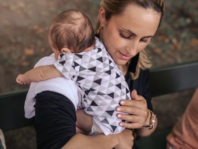 Πώς να βοηθήσετε το μωρό σας να ρευτεί μετά το τάισμα