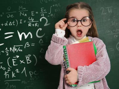 Γιατί όλο και περισσότερα παιδιά φοράνε γυαλιά μυωπίας; Τι πρέπει να γνωρίζουν οι γονείς