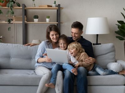 Η απρόσμενη διαφορά στον τρόπο ανατροφής παιδιών ανάμεσα στη Gen Z και τους Millennials