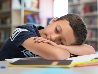 Γιατί το παιδί σας νυστάζει στο σχολείο και πώς να το βοηθήσετε
