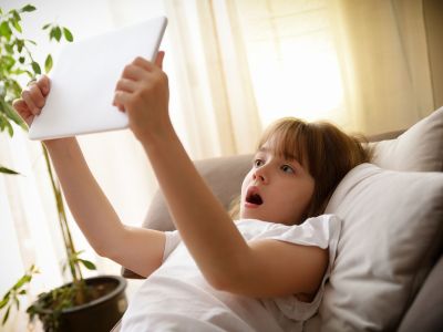 Τα παιδιά εκτίθενται σε επιβλαβές περιεχόμενο που ο εγκέφαλός τους δεν είναι έτοιμος να διαχειριστεί