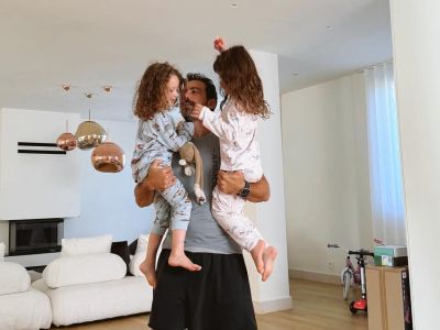 Σάκης Τανιμανίδης: Οι κόρες του φτιάχνουν παζλ με την Χριστίνα Μπόμπα στο πάτωμα