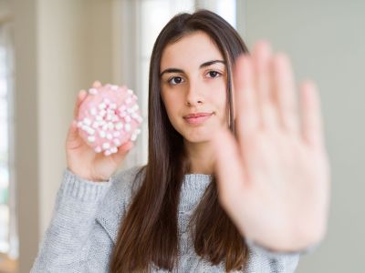 Κόβοντας τη ζάχαρη: Τι πρέπει να ξέρετε πριν αλλάξετε τη διατροφή σας