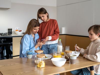 Τι βλέπουν οι έφηβοι στο διαδίκτυο και πώς μπορούν οι γονείς να τους καθοδηγήσουν;