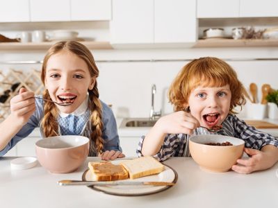 Η νέα διατροφική πυραμίδα διχάζει: Τι λένε οι ειδικοί για τα παιδιά