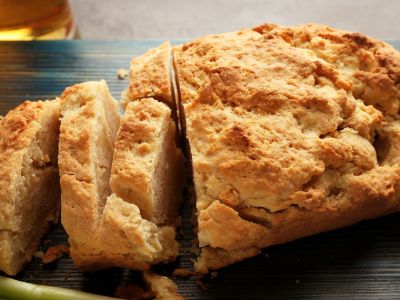 Ψωμί με μπίρα και τυρί cheddar: Το απόλυτο comfort food για την οικογένεια