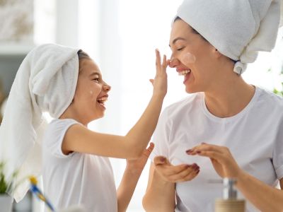 Skincare routine για μαμά και κόρη: Η σωστή φροντίδα του δέρματος σε κάθε ηλικία