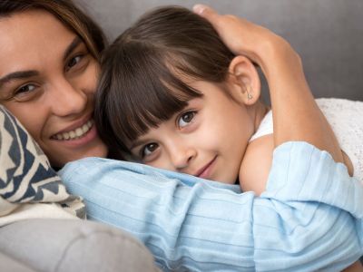Στην πιο δύσκολη στιγμή του παιδιού σας, η αγκαλιά είναι λύση