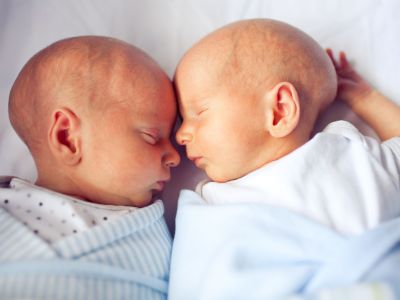 Έχω δίδυμα - Nα τα κοιμίζω στο ίδιο κρεβάτι ή όχι;