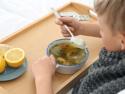 Ποιες τροφές βοηθούν πραγματικά τα παιδιά να νιώσουν καλύτερα όταν είναι άρρωστα;