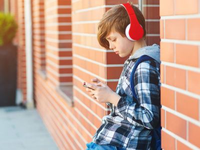Smartphones πριν τα 12; Τι λέει ψυχίατρος για την υγεία των παιδιών