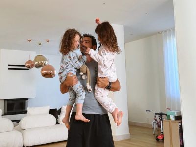 «Περιμένοντας την αστραπή»: Ο Σάκης Τανιμανίδης και οι κόρες του κάνουν τον φόβο τους παιχνίδι