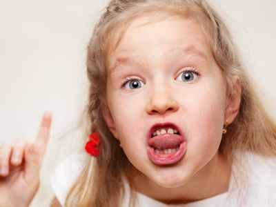 Βρομόλογα: Γιατί οι γονείς είναι πιο επιεικείς με τα παιδιά τους όταν λένε «κακές» λέξεις