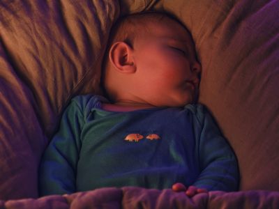 Να βάζω το μωρό να κοιμάται στο σκοτάδι ή με φωτάκι νυκτός;