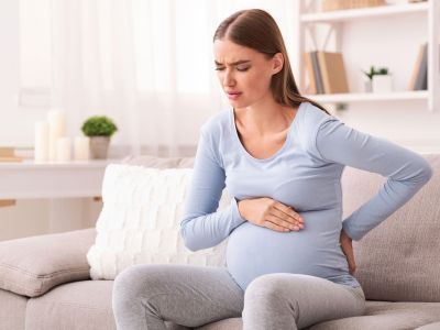 Πόνος στα πλευρά κατά τη διάρκεια της εγκυμοσύνης; Τι είναι φυσιολογικό και πότε να ανησυχήσεις