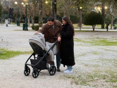 Μικρές στιγμές ευτυχίας: Ο Ανδρέας Γεωργίου και η Σιμώνη Χριστοδούλου βόλτα με την κόρη τους