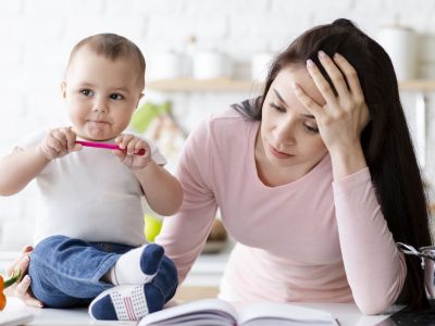 Αν νιώθεις κολλημένη στο «mom mode» και σου λείπει αυτή που ήσουν πριν, διάβασε αυτό