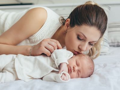 Γιατί η ξεκούραση μετά τον τοκετό είναι ιατρική ανάγκη και όχι πολυτέλεια