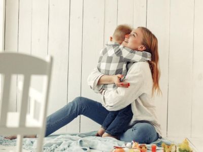 «Μαμά, πονάει ο λαιμός μου»: Τι σημαίνει και τι κάνουμε