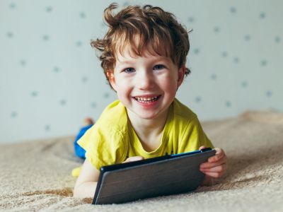 Ο υπερβολικός χρόνος μπροστά σε οθόνες μπορεί να περιορίσει το λεξιλόγιο των νηπίων