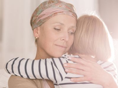 Πώς να μιλήσεις στο παιδί σου αν κάποιος στην οικογένεια νοσεί με καρκίνο (οδηγός ανά ηλικία)