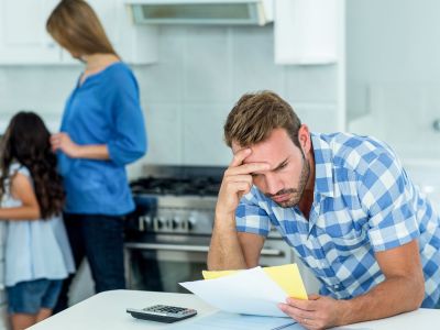 Γονείς υπό πίεση: Πώς το κόστος φροντίδας των παιδιών επηρεάζει την ψυχική τους υγεία