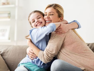 Πότε ξεκινά η εφηβεία στα κορίτσια; Όσα πρέπει να γνωρίζουν οι γονείς