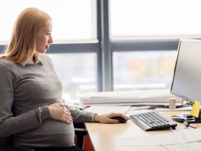 Εργασία και εγκυμοσύνη: Πώς να μειώσετε την κόπωση, τη ναυτία και το στρες