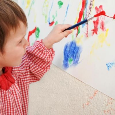 Αφήστε το παιδί σας να ζωγραφίσει τους τοίχους!