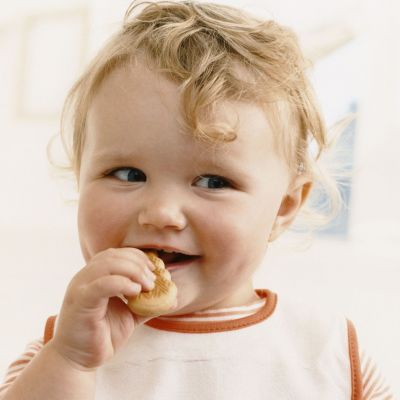 Κίνδυνος να πνιγούν τα παιδιά σας; Ποια φαγητά πρέπει να αποφεύγετε