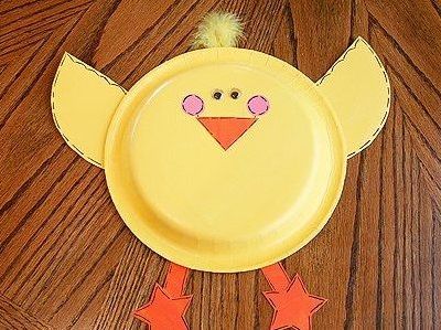 Ένα κοτοπουλάκι από πλαστικό πιάτο…