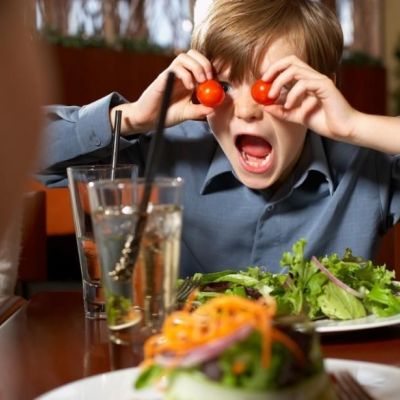 Πώς να κρατάτε απασχολημένο το παιδί σας σε ένα εστιατόριο