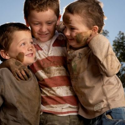 Παιδιά στη λάσπη… μαμάδες σε απόγνωση