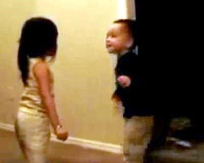 Η "μάχη" των δύο φύλων αρχίζει από νωρίς! (video για πολλά γέλια)