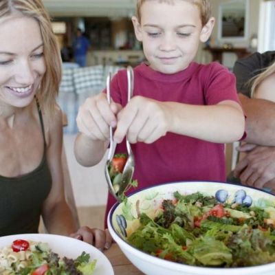 Πώς θα μάθω το παιδί μου να τρώει σαλάτα;