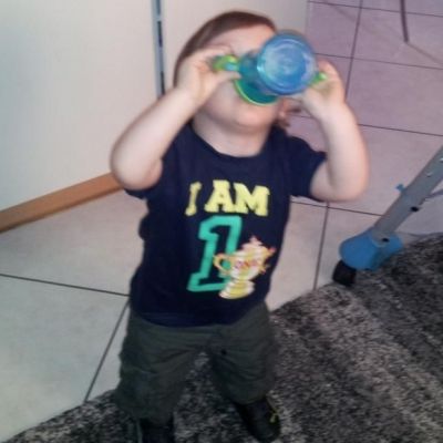 Κοίτα μαμά, πίνω μόνος μου!