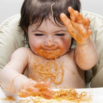 Πότε πρέπει το παιδί μου να φάει μόνο του;