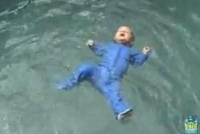 Μαθήματα επιβίωσης στο νερό για βρέφη!