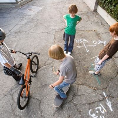 Αφήστε το παιδί σας να παίξει στους δρόμους