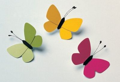 Κατασκευάστε εύκολα πολύχρωμες πεταλούδες και στολίστε το δωμάτιο της