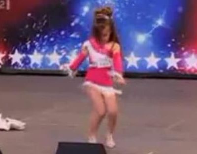 Μια Shakira 4 ετών χορεύει salsa!